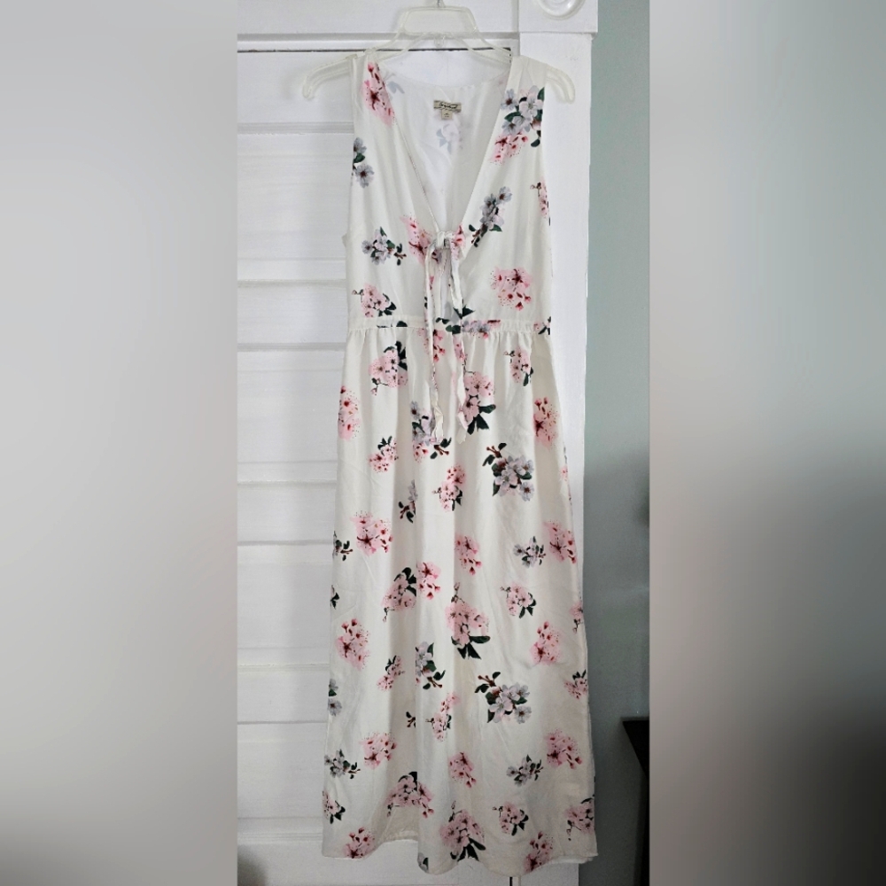 Gorgeous White Floral Dress  2️⃣